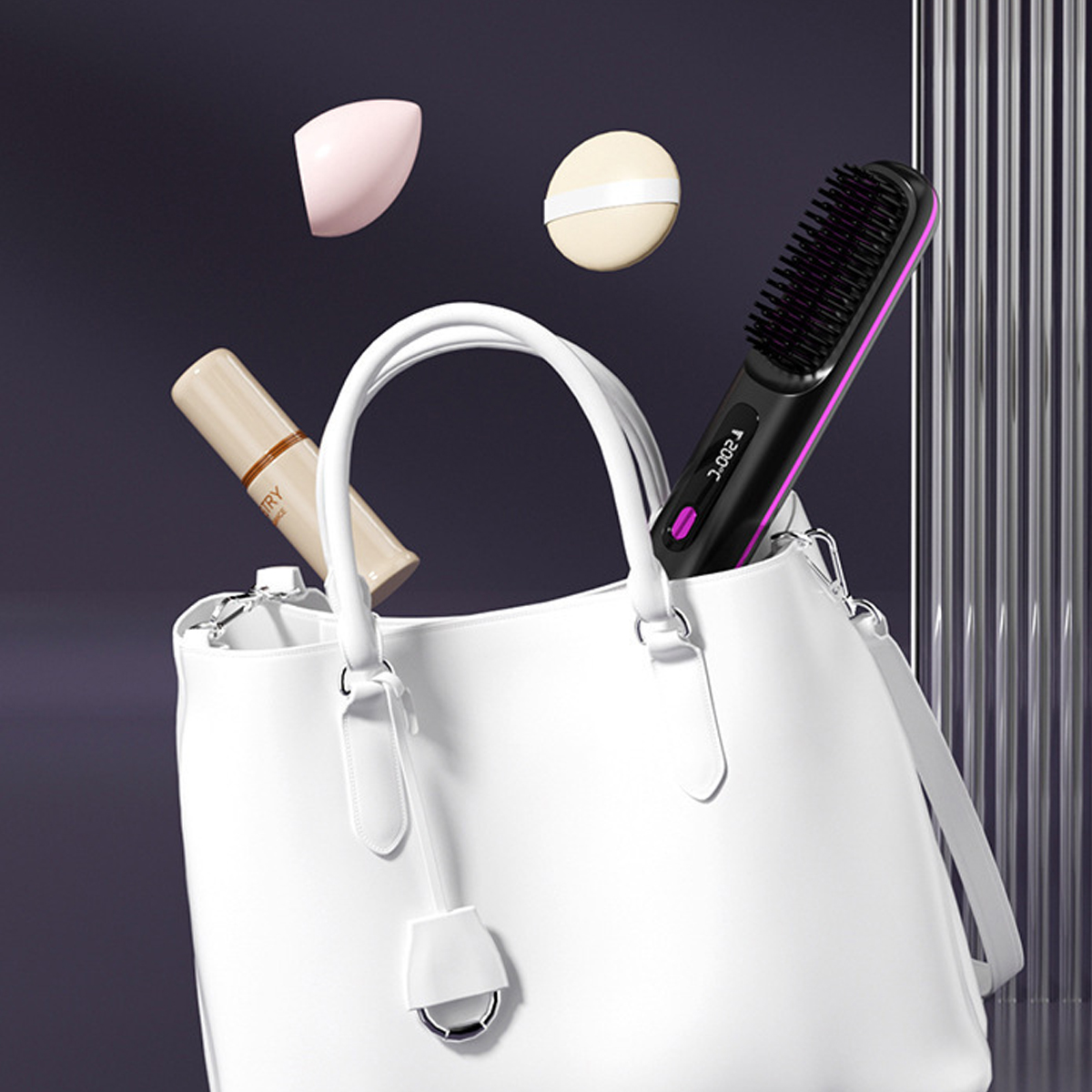 Eine weiße Handtasche mit Haarglättungsbürste, Flasche und schwebenden Make-up-Schwämmen vor dunklem Hintergrund.