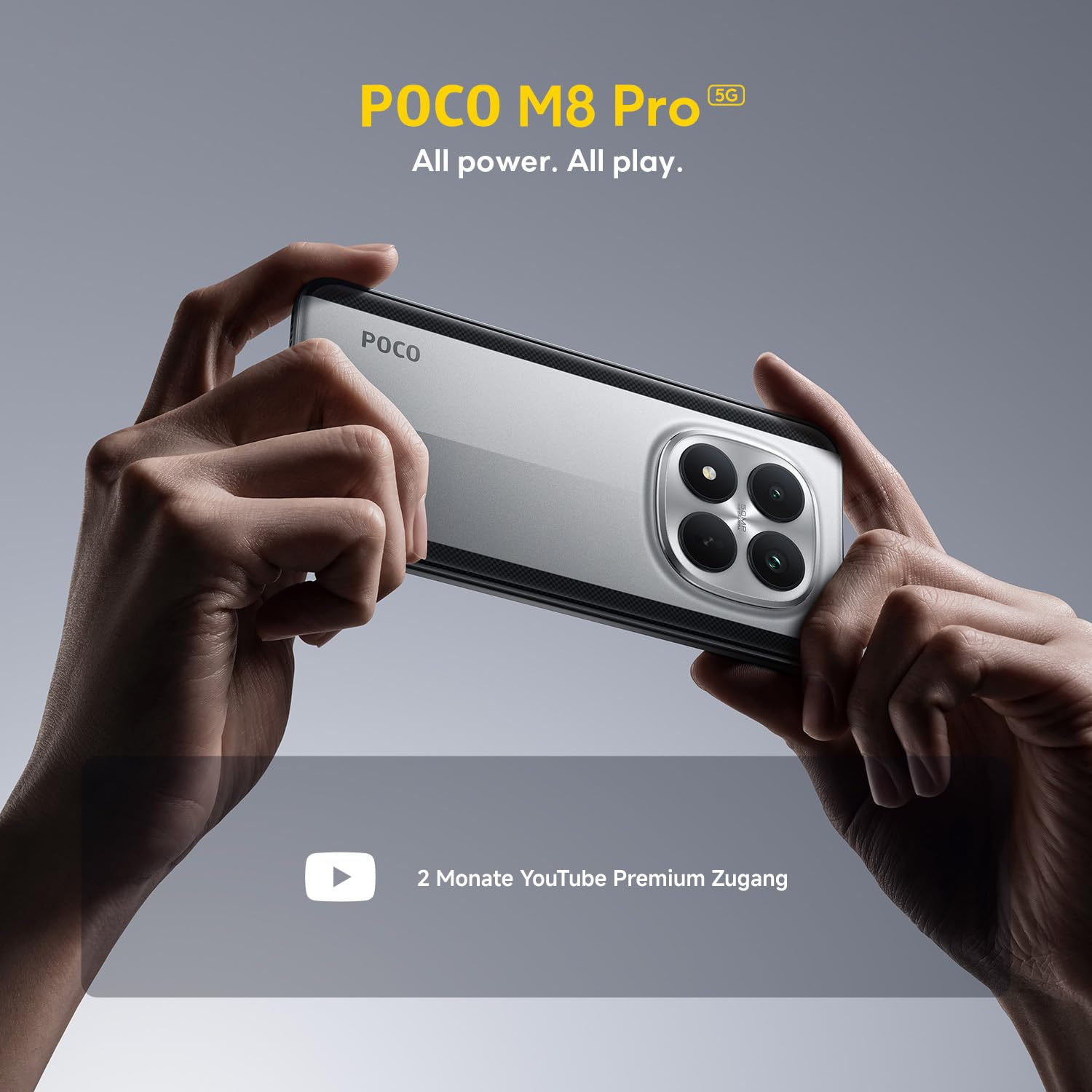 Uno smartphone con quattro fotocamere tenuto in mano, con testo sopra e sotto.