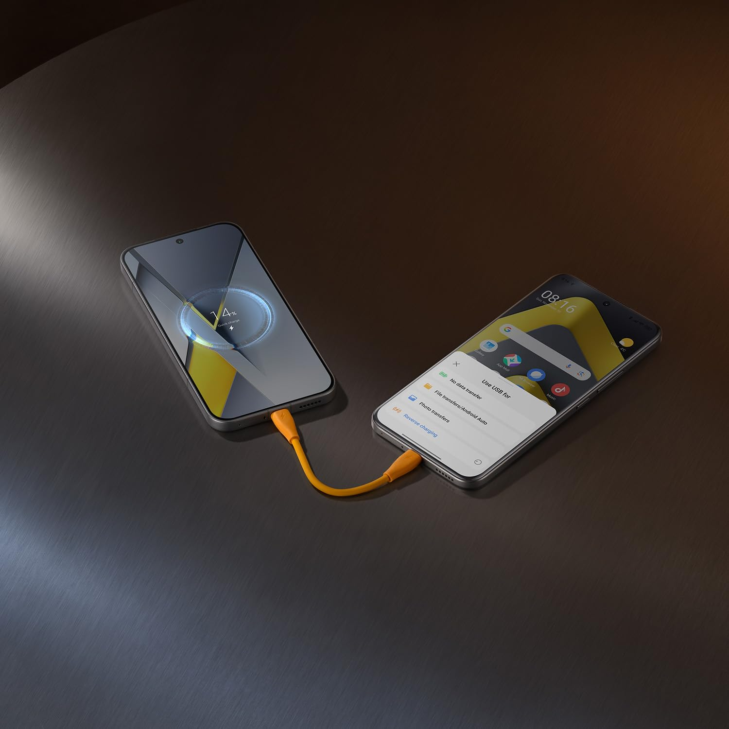 Due smartphone si trovano su una superficie scura, collegati da un breve cavo USB arancione.