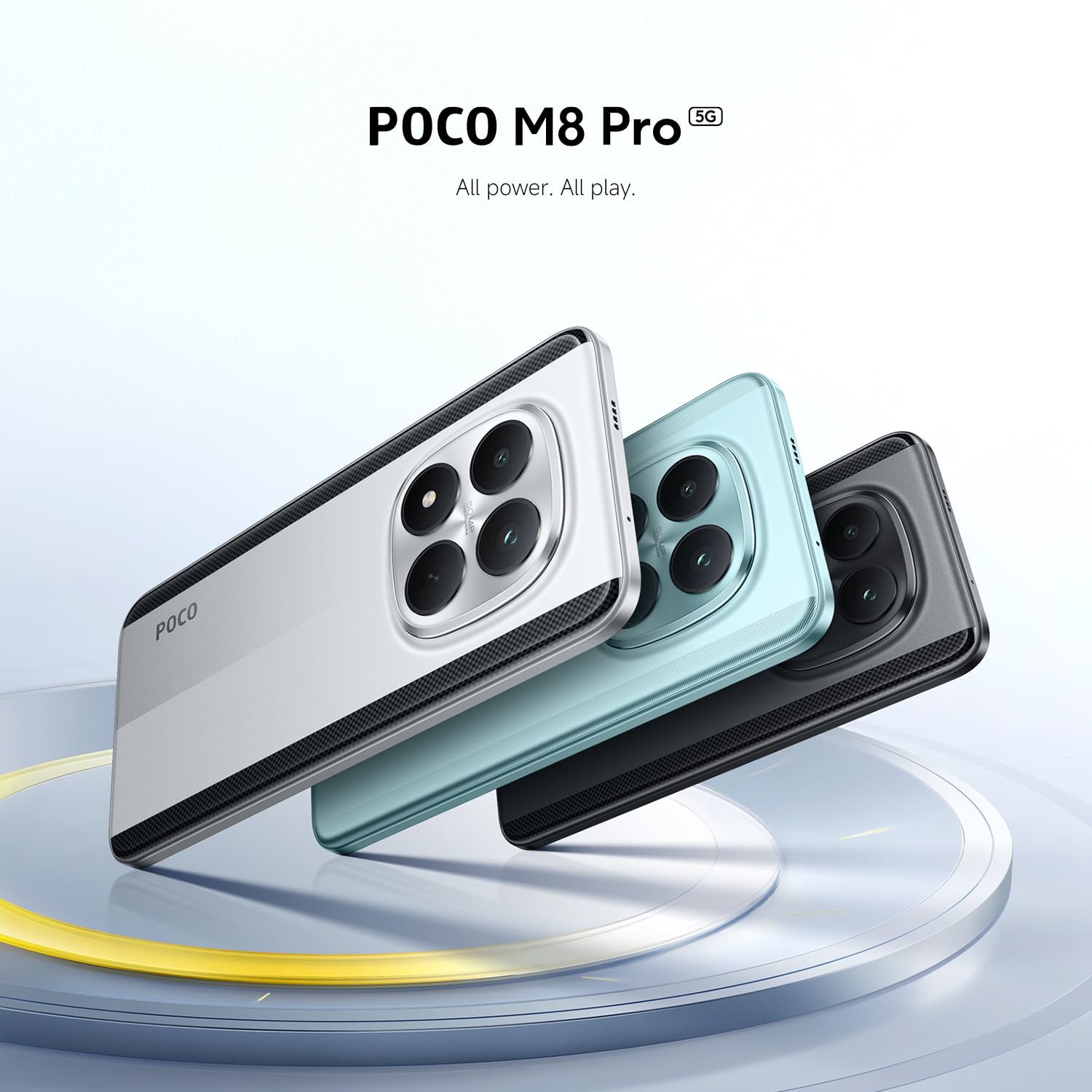 Tre smartphone POCO M8 Pro 5G in bianco, azzurro e nero su un piedistallo rotondo.