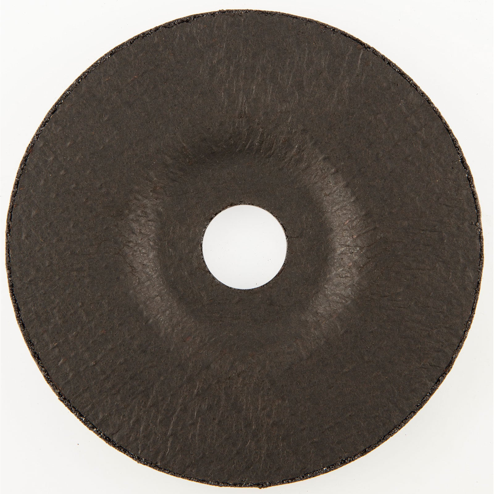 Una rueda de amolar circular negra con un agujero central sobre un fondo blanco.