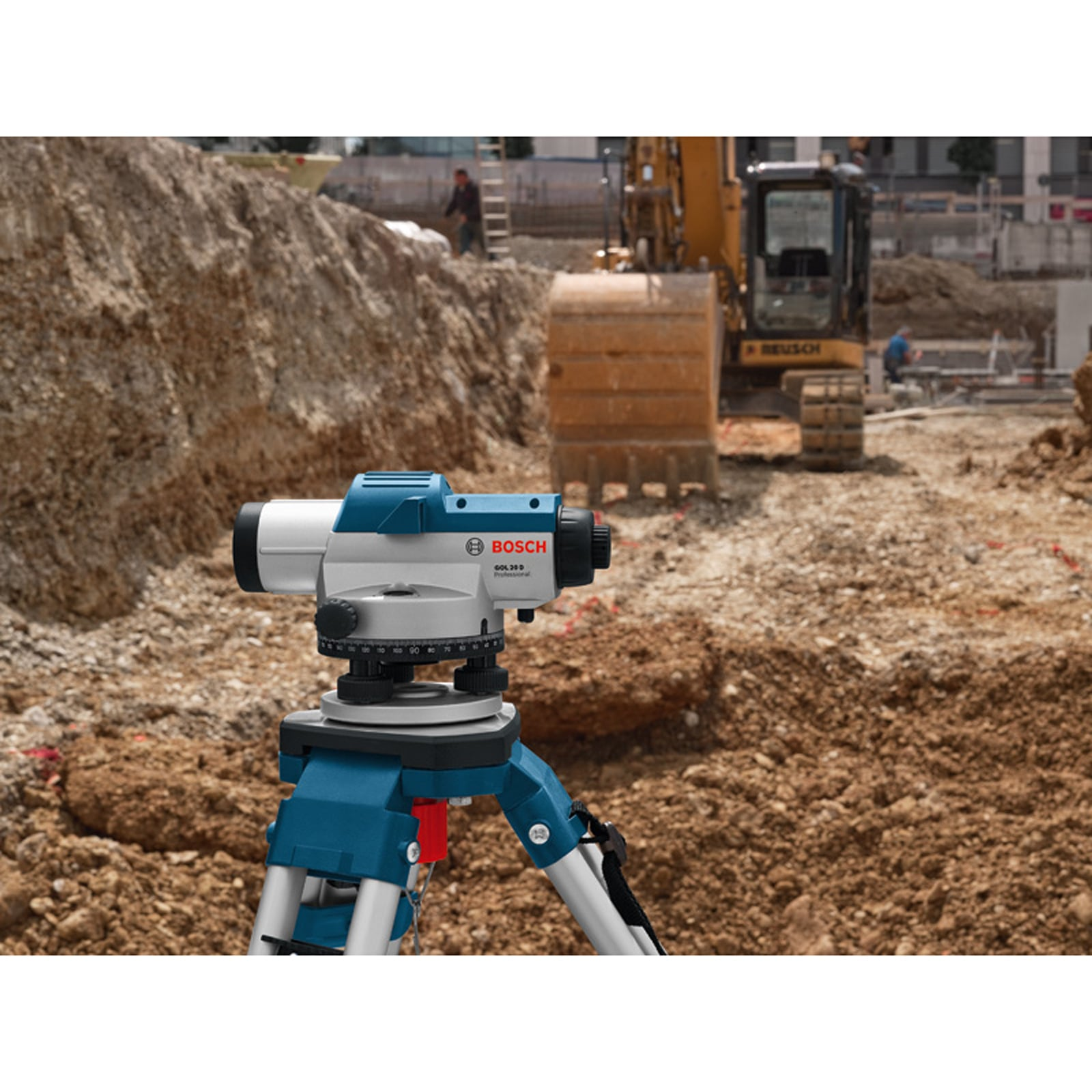 Ein Bosch Nivelliergerät auf blauem Stativ auf einer Baustelle mit Bagger im Hintergrund.