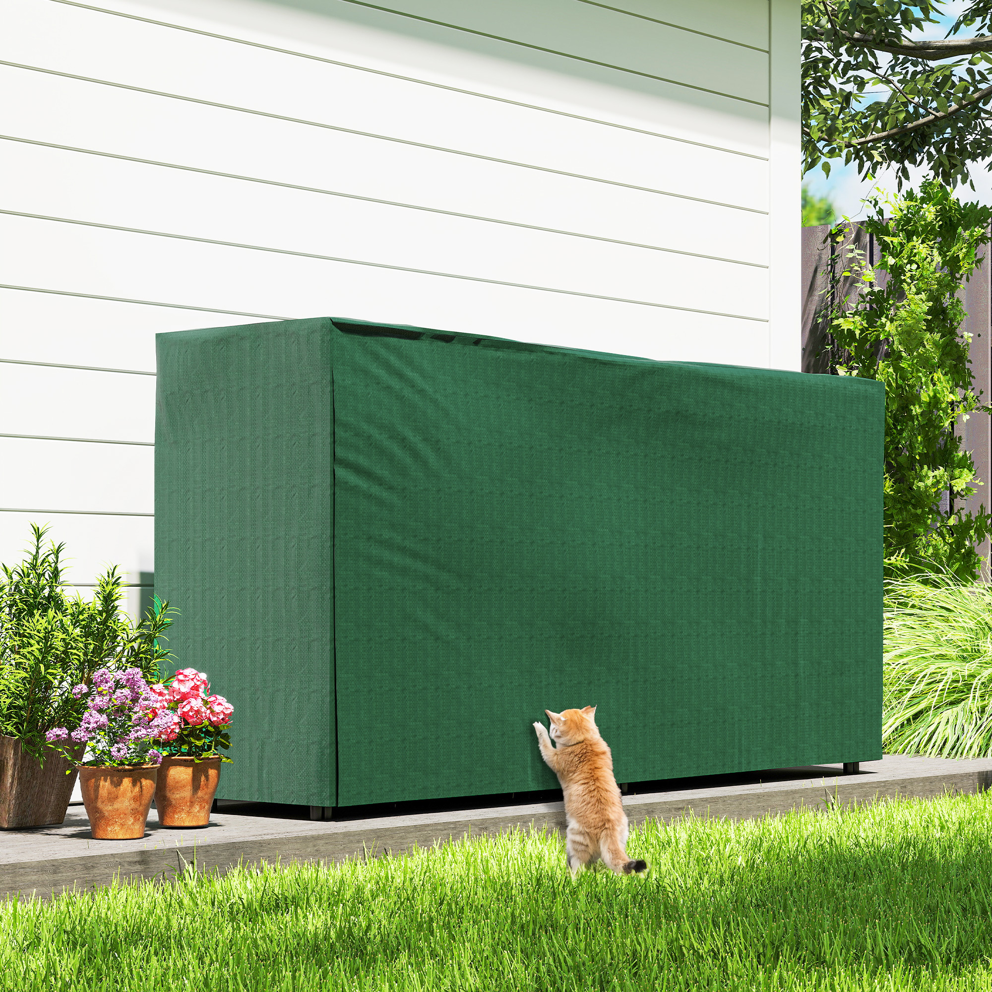 Una cubierta verde en un jardín, con macetas a la izquierda y un gato pequeño tocándola.