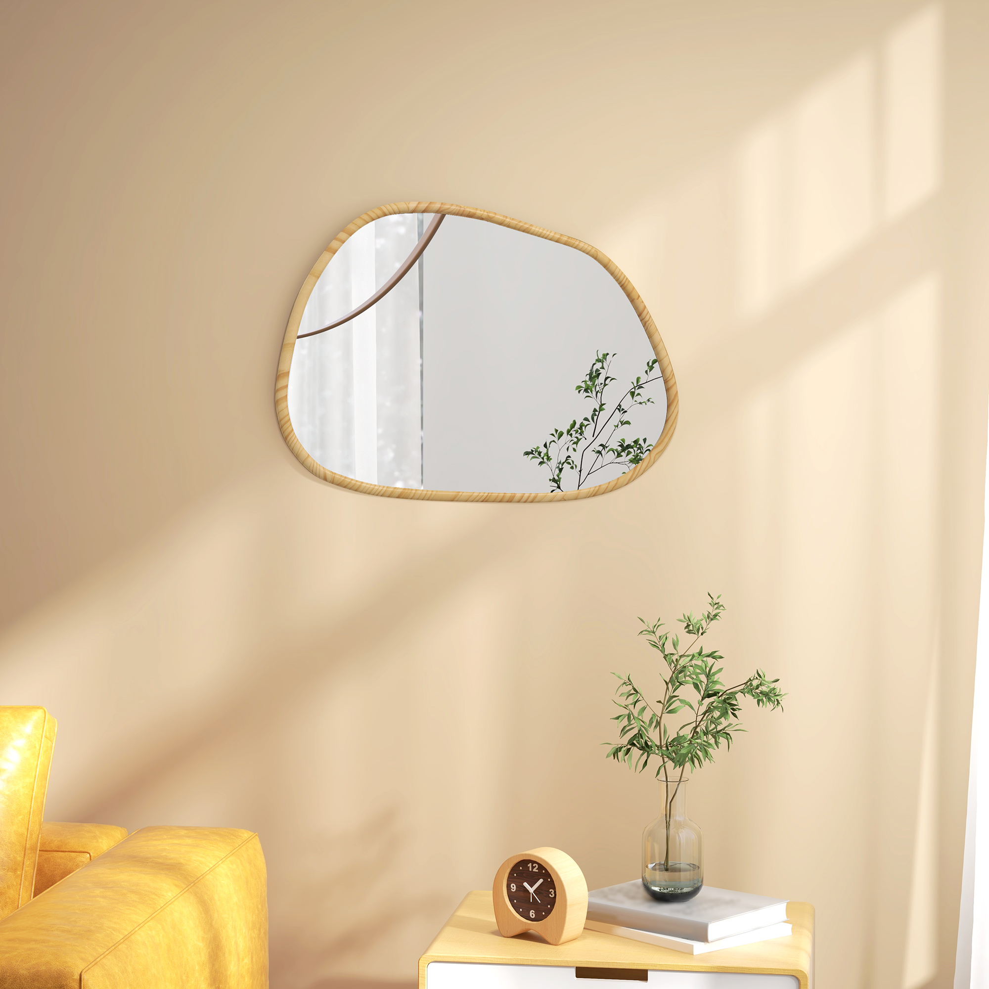 Un espejo de madera asimétrico cuelga en una pared beige sobre una mesa con un reloj y florero con planta.