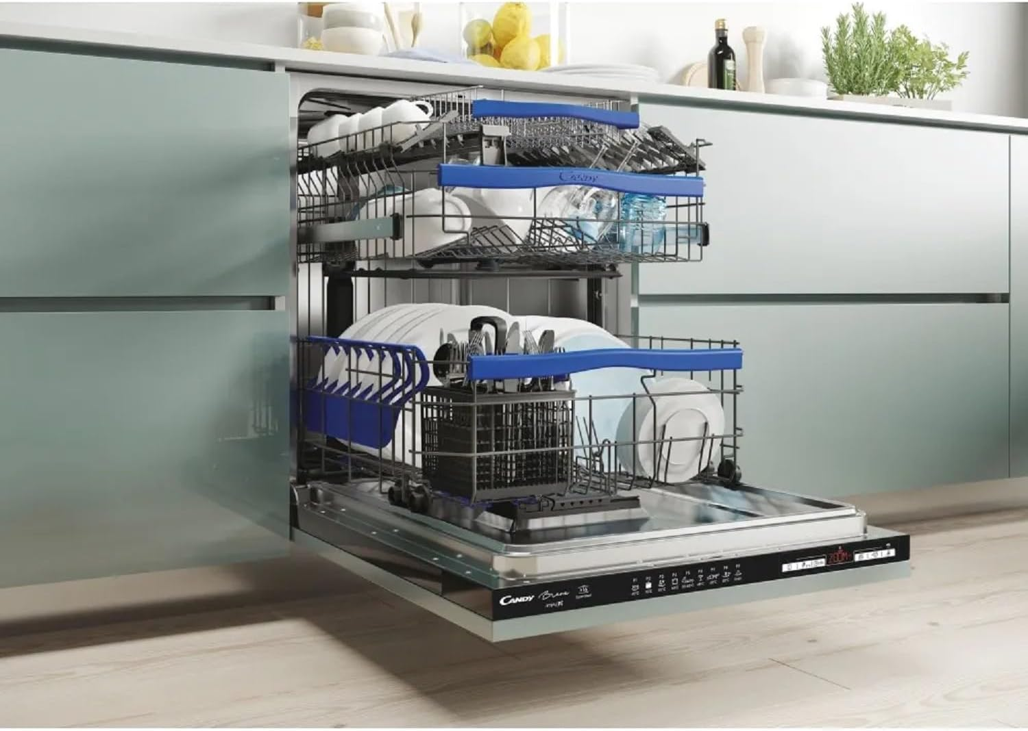 Lavastoviglie aperta in una cucina moderna, piena di piatti, stoviglie e posate nei cestelli.