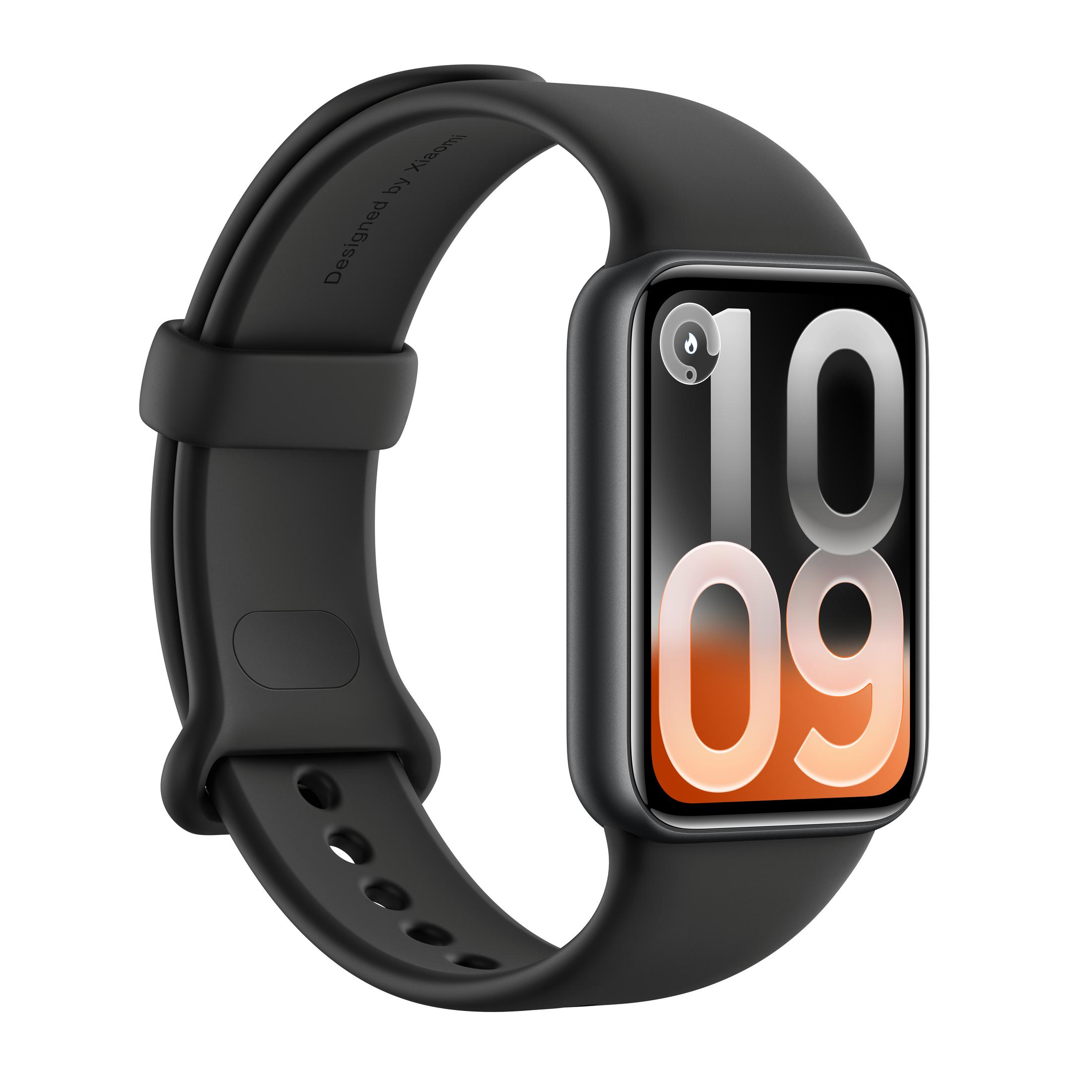 Smartwatch Xiaomi nero con display rettangolare e cinturino in silicone nero su sfondo bianco.