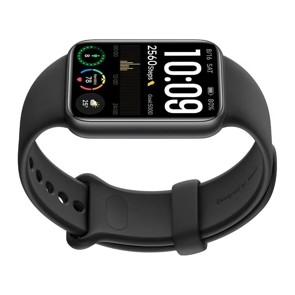 Smartwatch nero con display rettangolare mostra ora, passi e meteo su sfondo bianco.