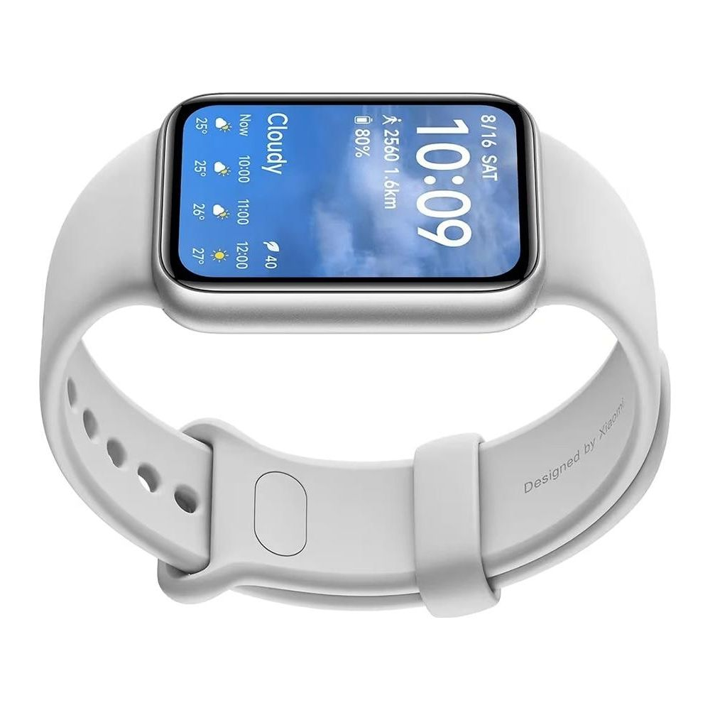 Uno smartwatch bianco con schermo digitale rettangolare che mostra meteo e ora, su sfondo bianco.