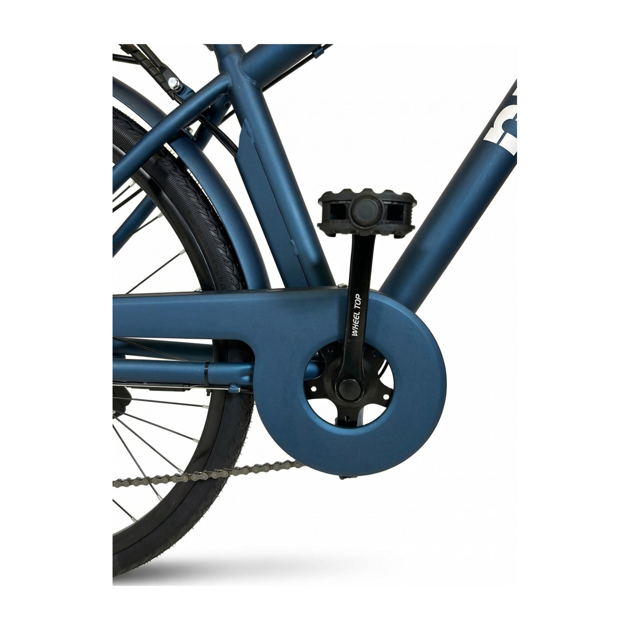 Vista laterale di un telaio di bicicletta blu con paracatena e pedale su sfondo bianco.