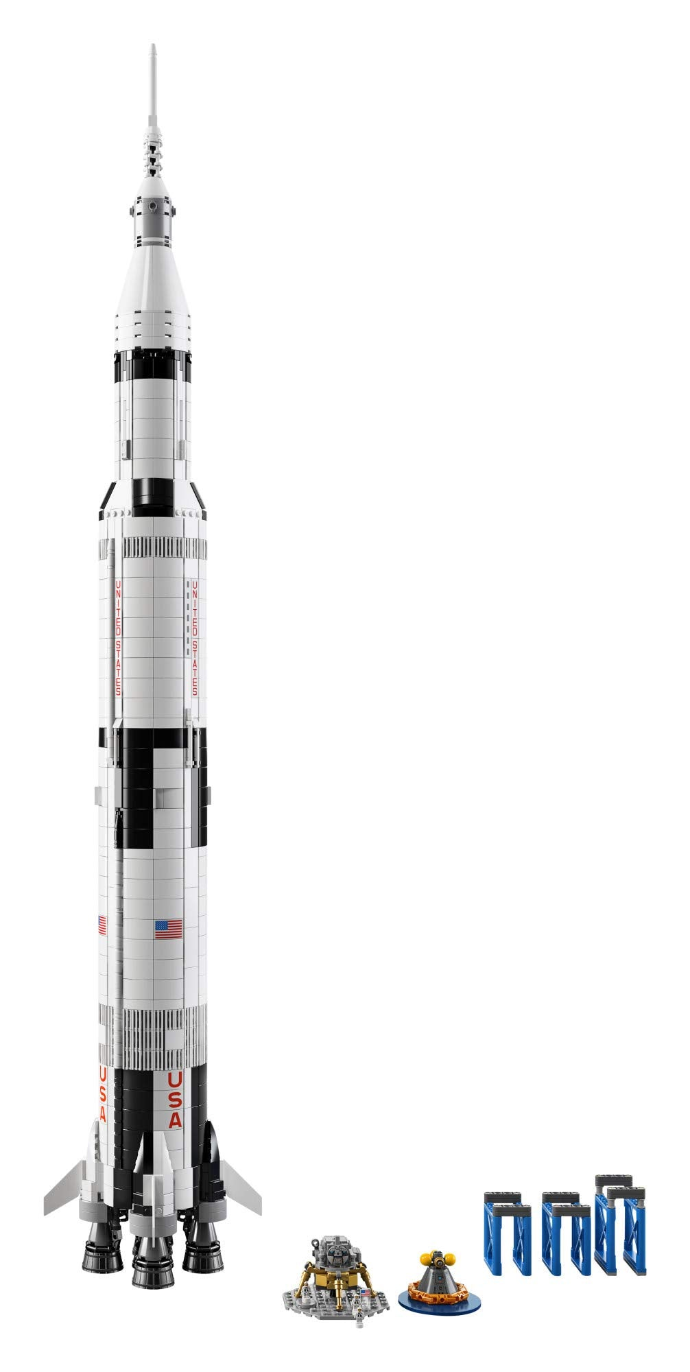 Un modèle Lego d'une fusée Saturn V blanche avec de petits vaisseaux spatiaux et des supports sur fond blanc.