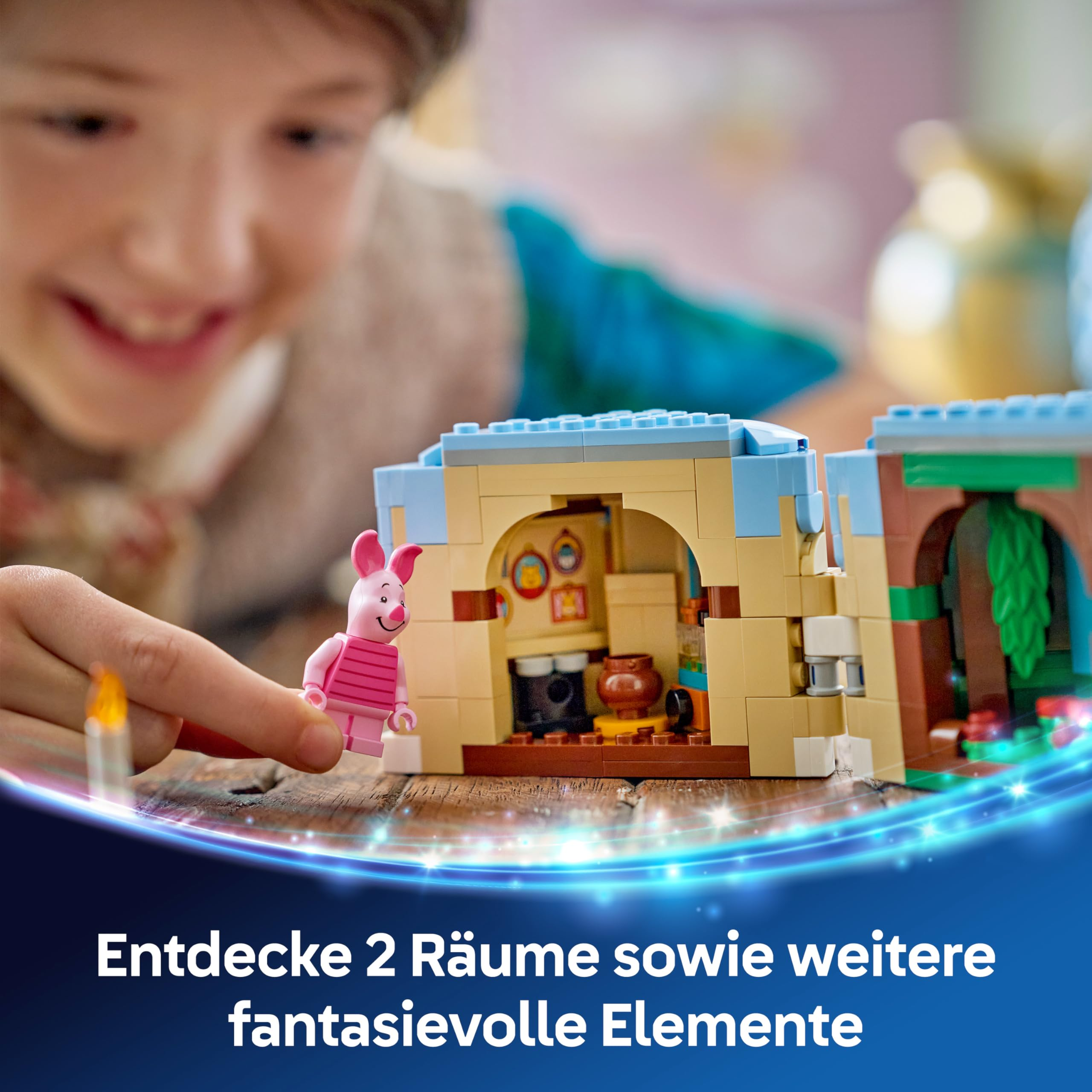 Un bambino sorridente gioca con un set Lego che mostra l'interno di una casa, tenendo Pimpi.