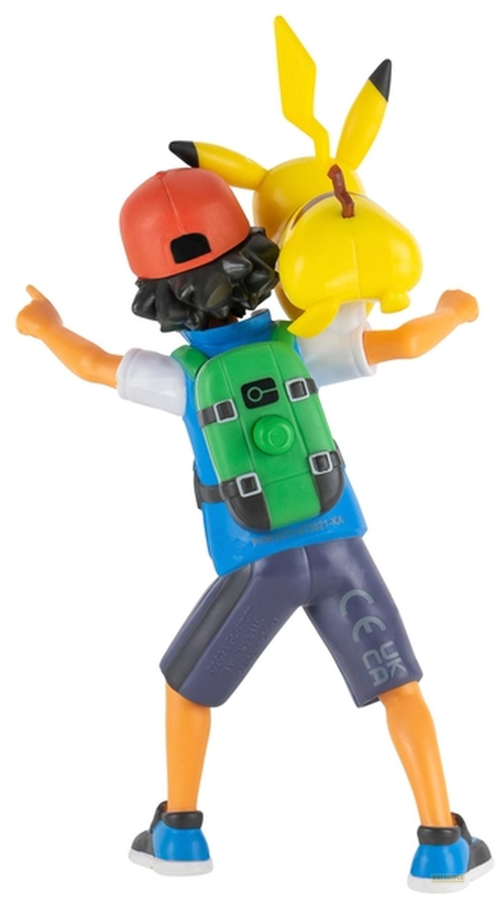 Rückansicht einer Ash-Figur mit roter Kappe, grünem Rucksack und Pikachu auf der Schulter auf weißem Hintergrund.