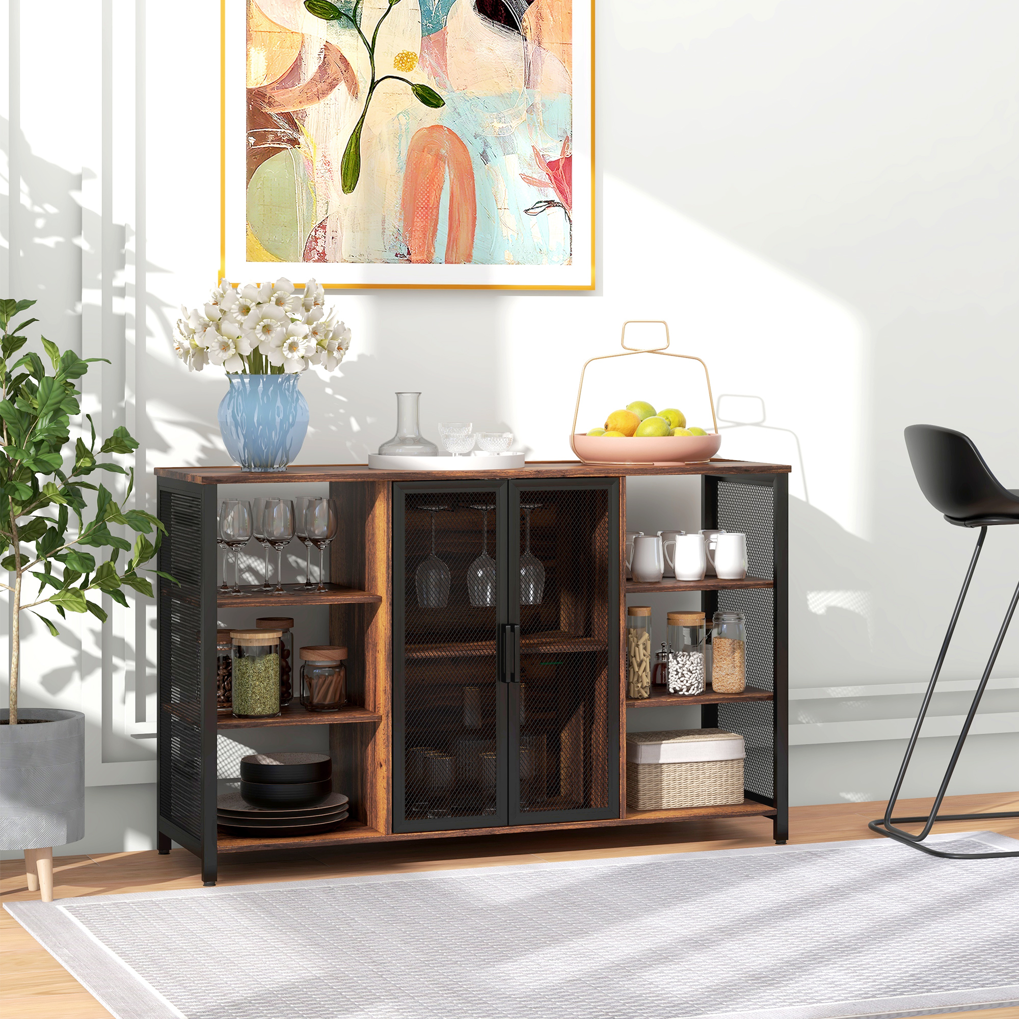 Un aparador de madera con puertas de rejilla, cristalería y decoración en una habitación luminosa.