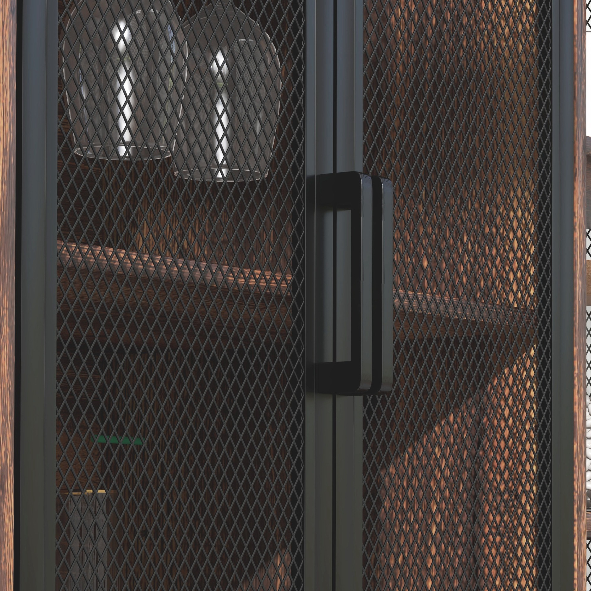 Puertas de malla metálica de un armario con tiradores negros y vasos colgantes.