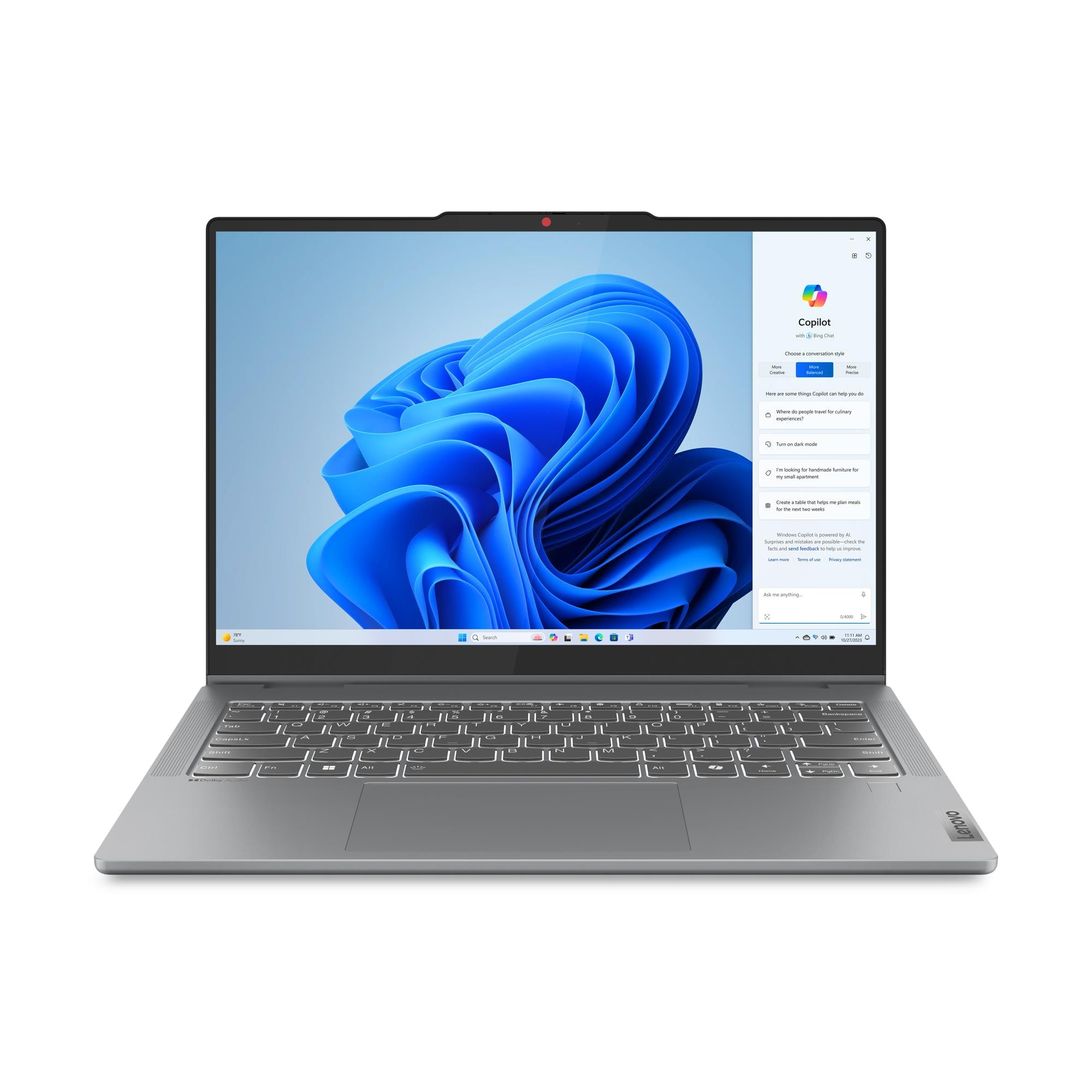 Un computer portatile argentato aperto mostra uno sfondo astratto blu e un pannello laterale con l'interfaccia Copilot.