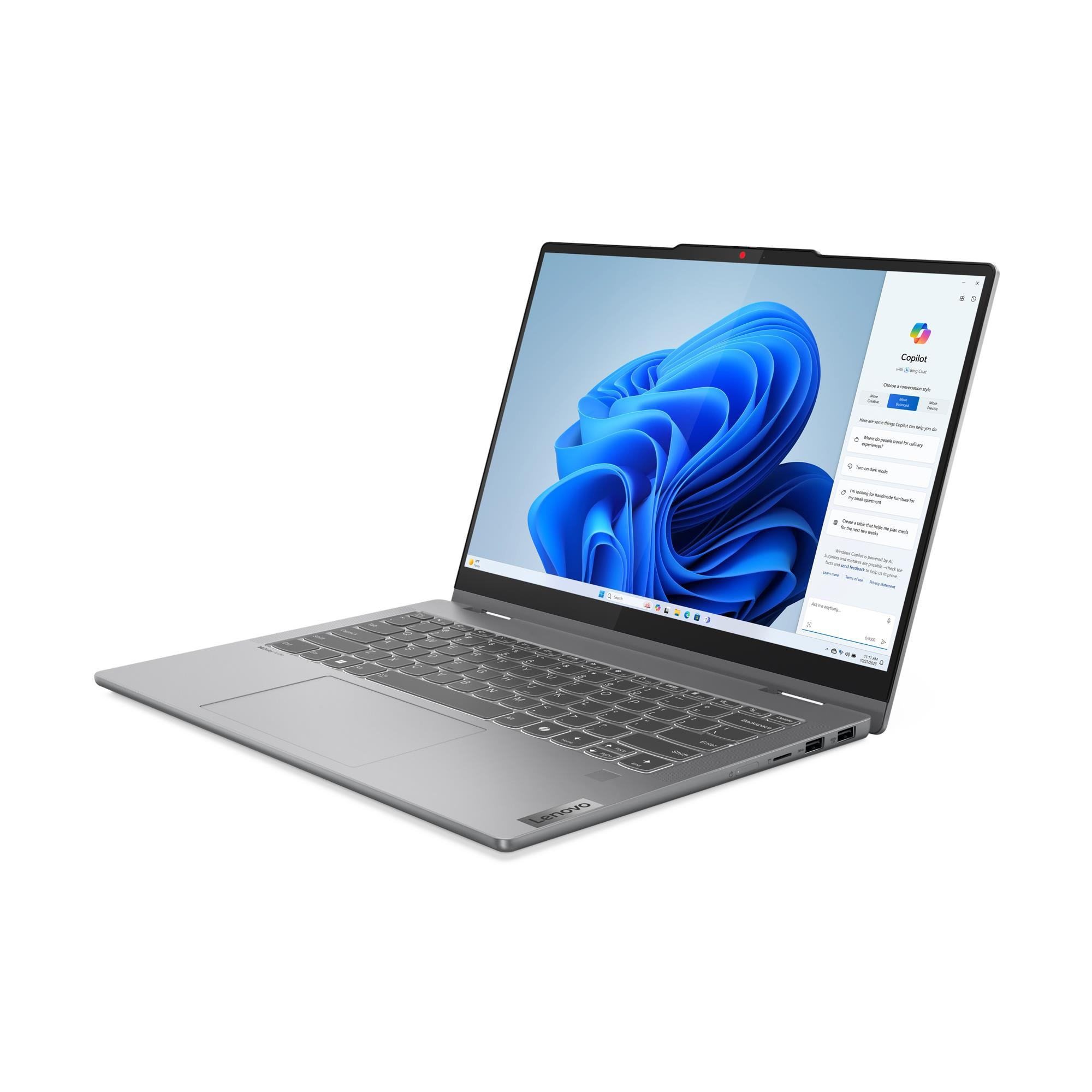 Un computer portatile Lenovo argentato in vista semiaperta con sfondo dello schermo blu su sfondo bianco.