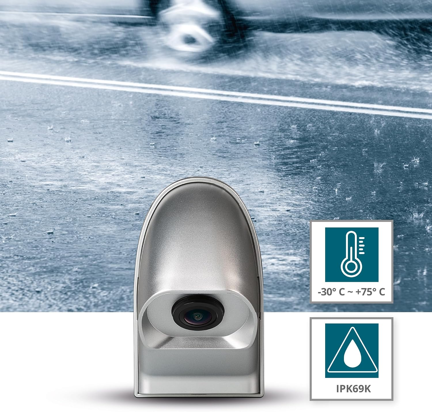 Eine silberne Rückfahrkamera vor nasser Straße und zwei Symbole für Temperatur sowie IP69K.