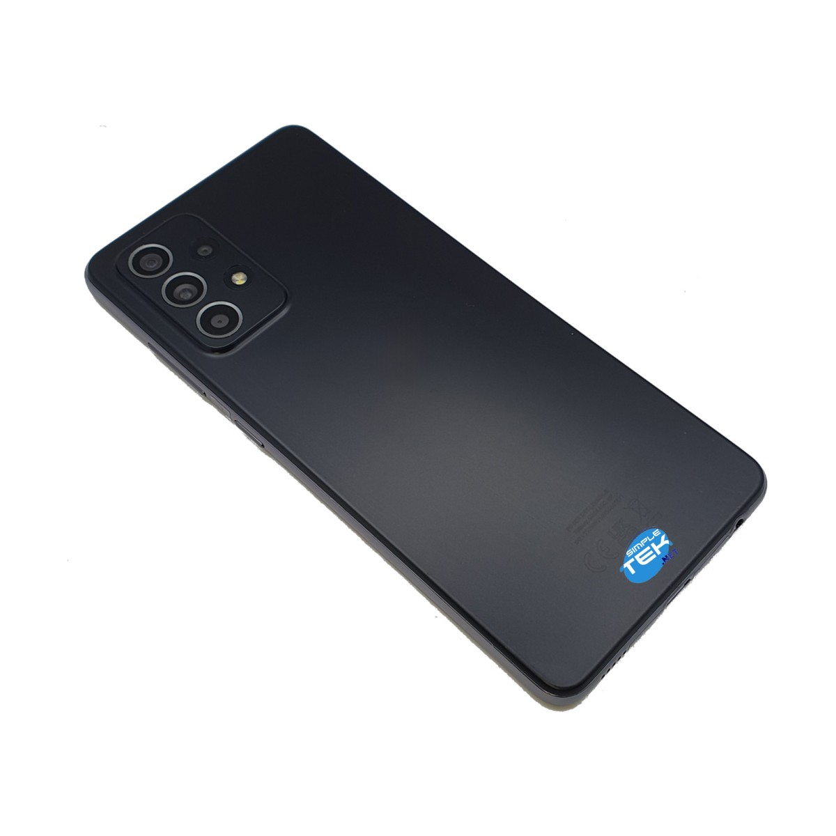 Uno smartphone nero con tre fotocamere posteriori e un adesivo blu rotondo.