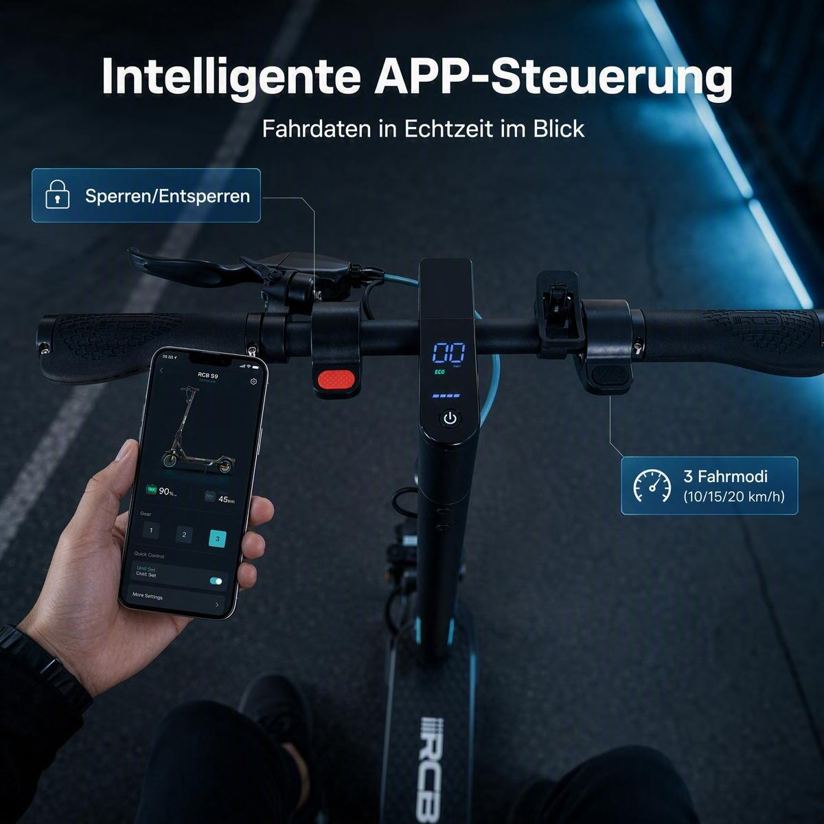 Lenker eines E-Scooters von oben, Hand hält Smartphone mit App-Steuerung, Digitaldisplay und Schaltflächen.