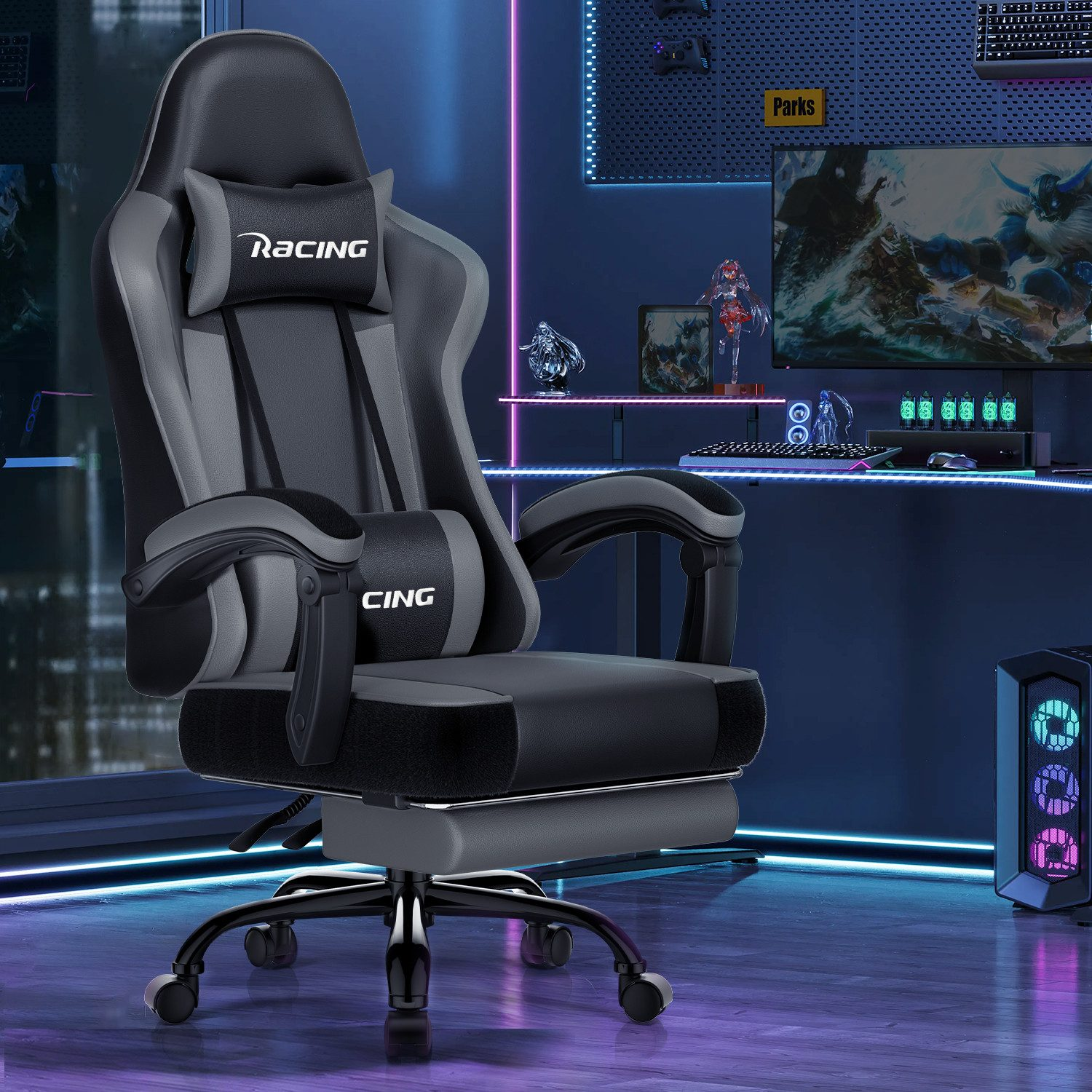 Ein grauer und schwarzer Gaming-Stuhl mit Kopfstütze und Fußstütze in einem Raum mit blauer Neonbeleuchtung.