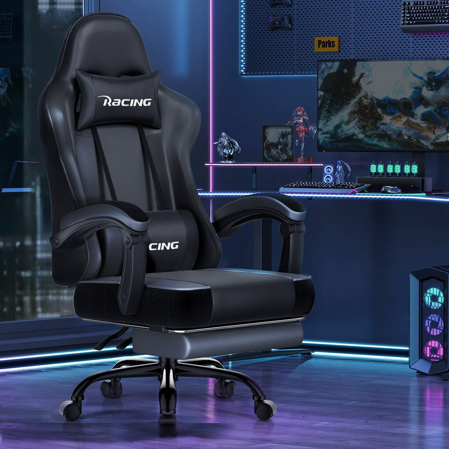 Ein schwarzer Gaming-Stuhl mit Fußstütze steht in einem Raum mit blauem Neonlicht, Monitor und PC.