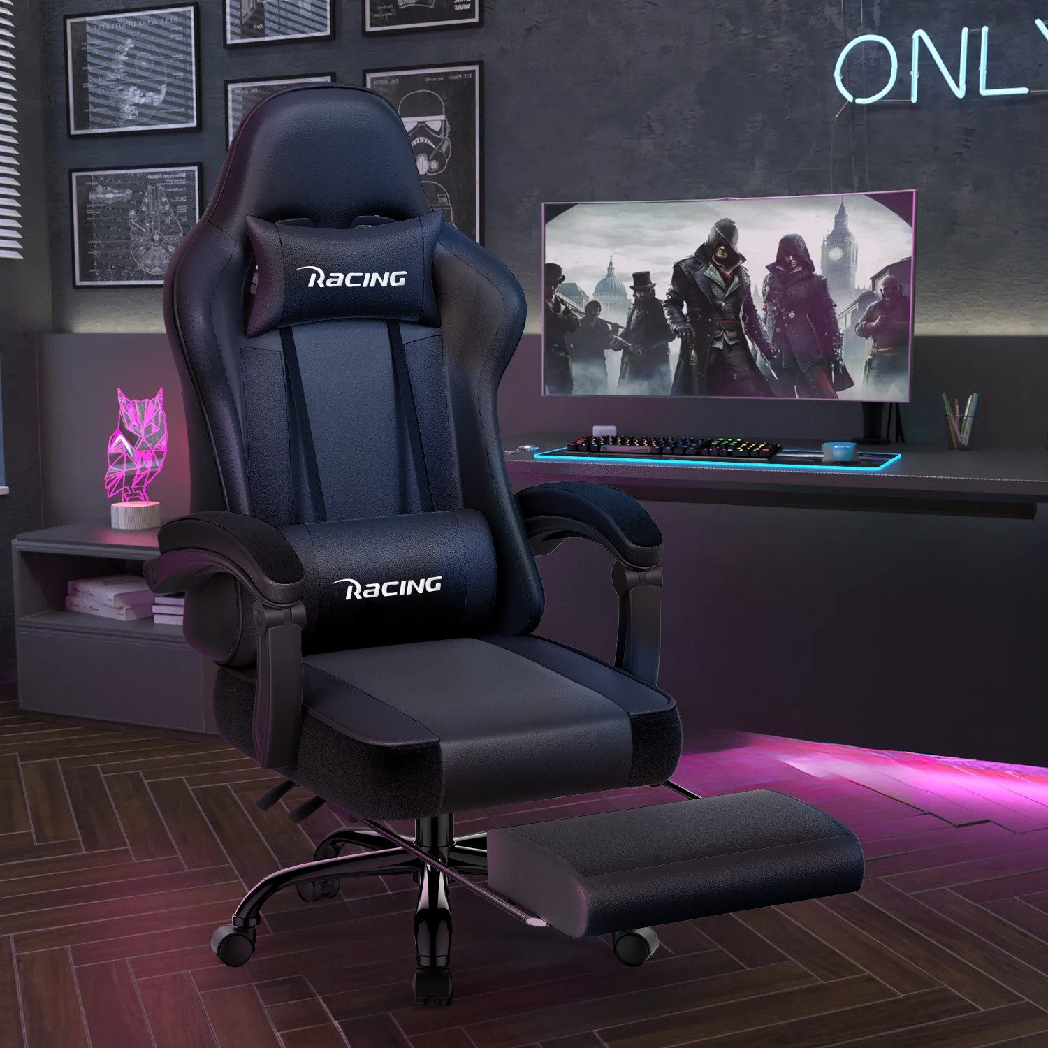 Ein schwarzer Racing-Gaming-Stuhl mit Fußstütze steht vor einem Schreibtisch mit Monitor und RGB-Beleuchtung.