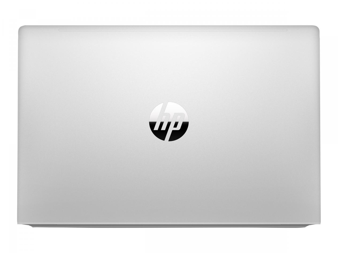 Portátil HP plateado cerrado visto desde arriba con el logotipo de HP centrado en blanco y negro en la tapa.