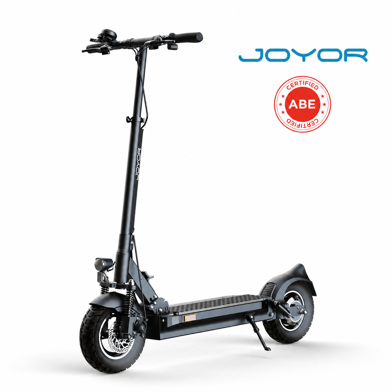 Ein schwarzer Joyor E-Scooter mit rotem ABE-Zertifizierungssiegel auf weißem Hintergrund.