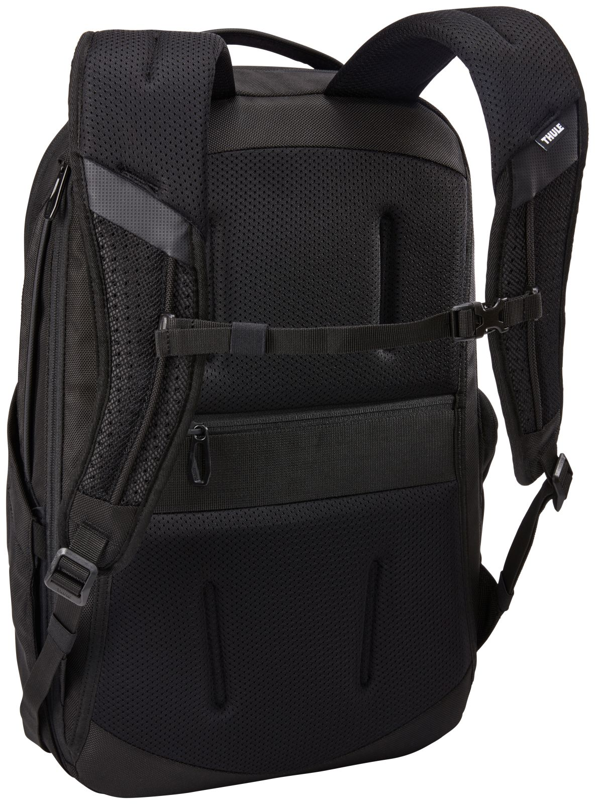 Ein schwarzer Rucksack zeigt sein gepolstertes Rückenteil, Mesh-Schultergurte und einen Brustgurt vor weißem Hintergrund.