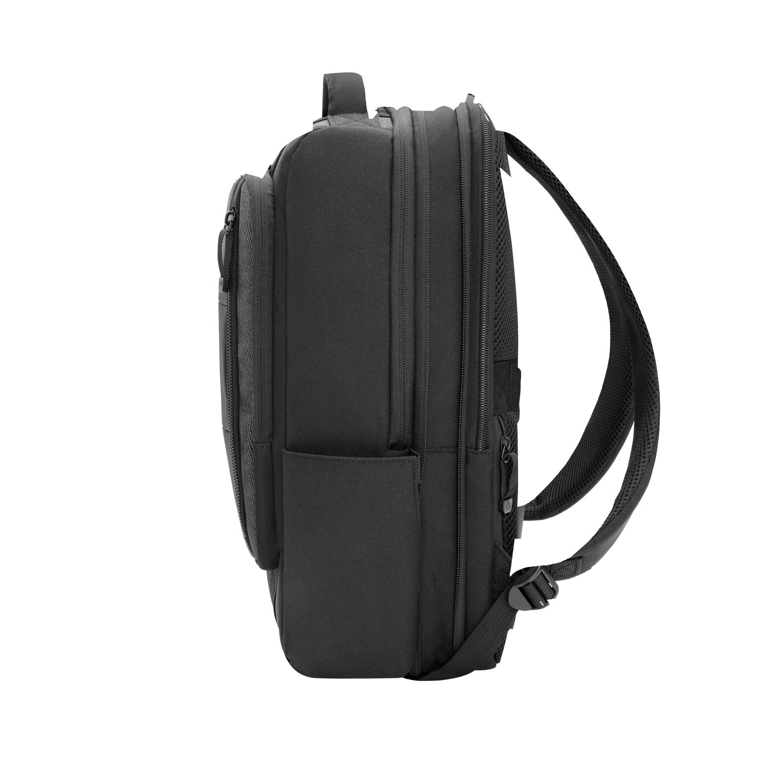 Vista lateral de una mochila negra con múltiples compartimentos con cremallera y correas acolchadas sobre fondo blanco.