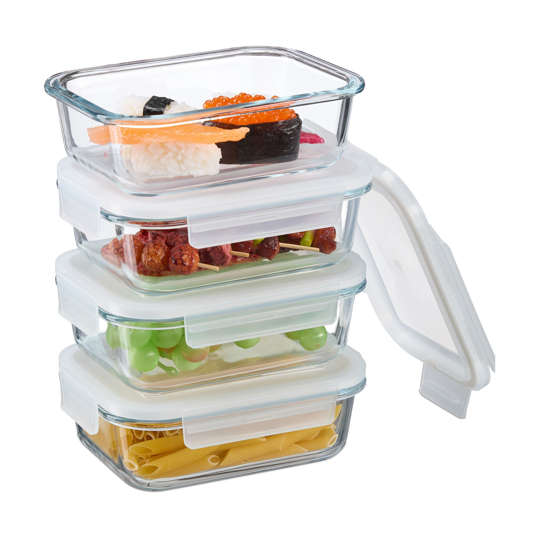 Ein Stapel aus vier durchsichtigen Glasbehältern mit weißen Deckeln, gefüllt mit Sushi, Spießen, Trauben und Nudeln.