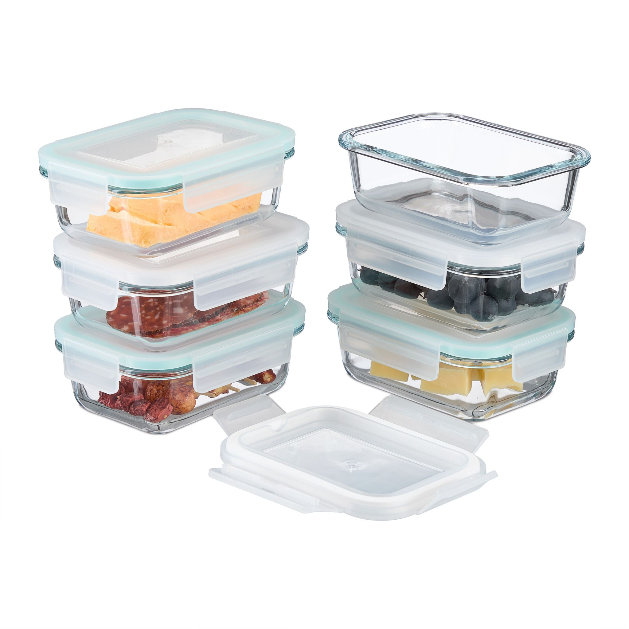 Glasbehälter-Set mit Lebensmitteln wie Fleisch und Obst, dazu ein offener Deckel.
