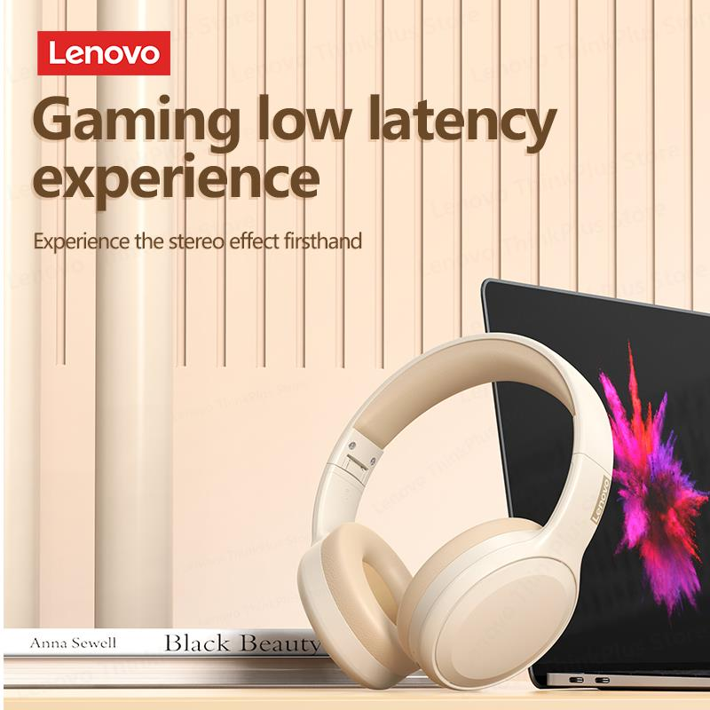 Metin içeren ahşap duvar önünde dizüstü bilgisayar yanında bej renkli Lenovo kulaklık.