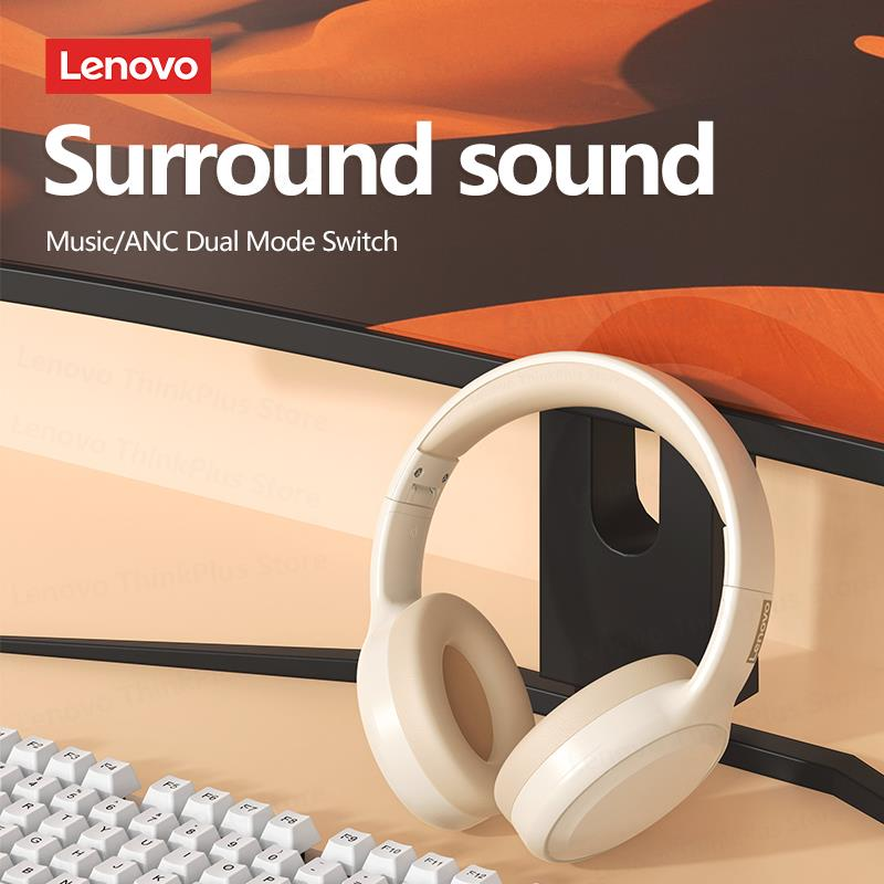 Metin içeren bir bilgisayar monitörünün önündeki stantta bej Lenovo kulaklık.