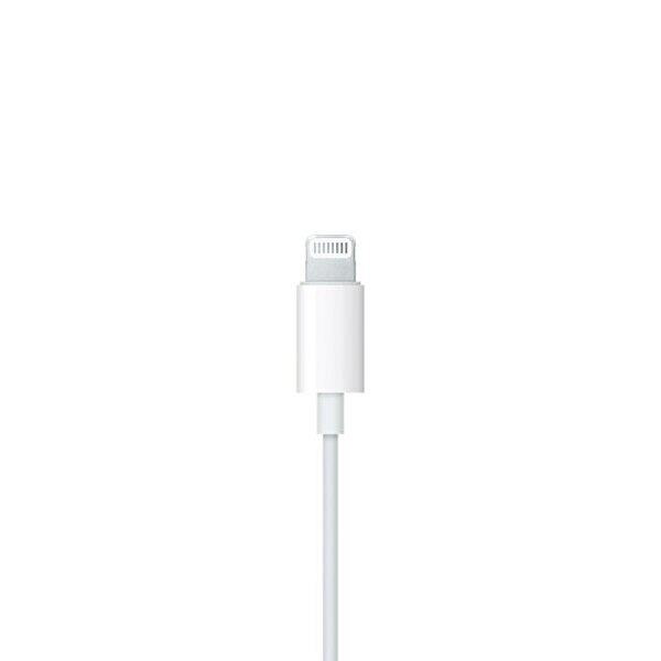 Düz beyaz arka plan önünde beyaz bir Apple Lightning kablo konektörünün yakın çekimi.