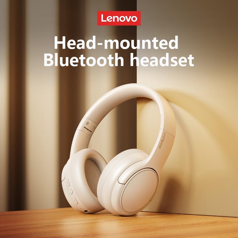 Kahverengi arka planda ahşap yüzeyde bej renkli Lenovo Bluetooth kulaklık.