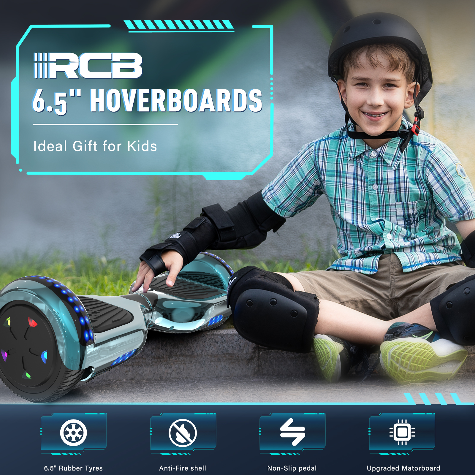 Un niño sonriente con equipo de seguridad se sienta junto a un hoverboard brillante al aire libre.