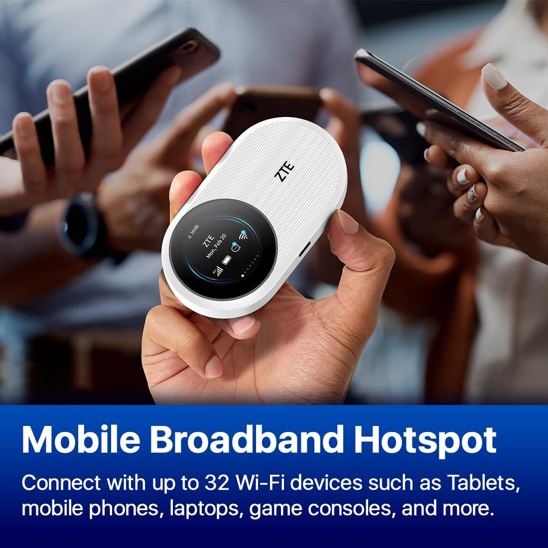 Ręka trzyma biały hotspot Wi-Fi ZTE przed rozmytymi osobami ze smartfonami.