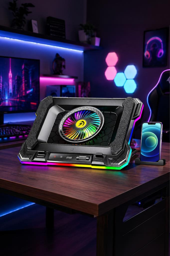 Mavi aydinlatmali bir oyun odasinda ahsap masa uzerinde RGB dizustu bilgisayar sogutucusu.