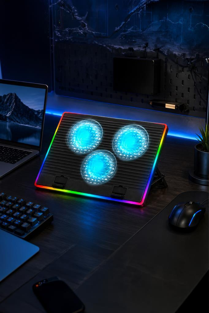 Üç mavi yanan fanı ve RGB aydınlatması olan siyah dizüstü bilgisayar soğutucusu koyu renkli bir masada duruyor.