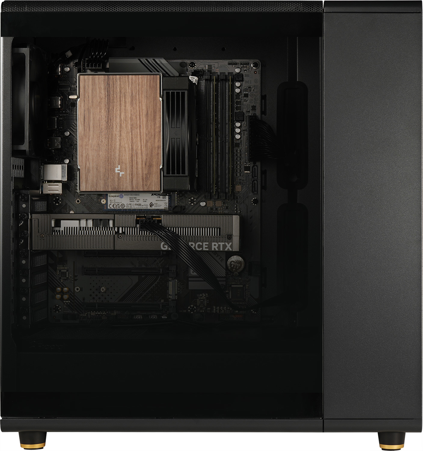 Intérieur d'un boîtier de PC noir avec carte mère, refroidisseur de CPU en bois, carte graphique et RAM.