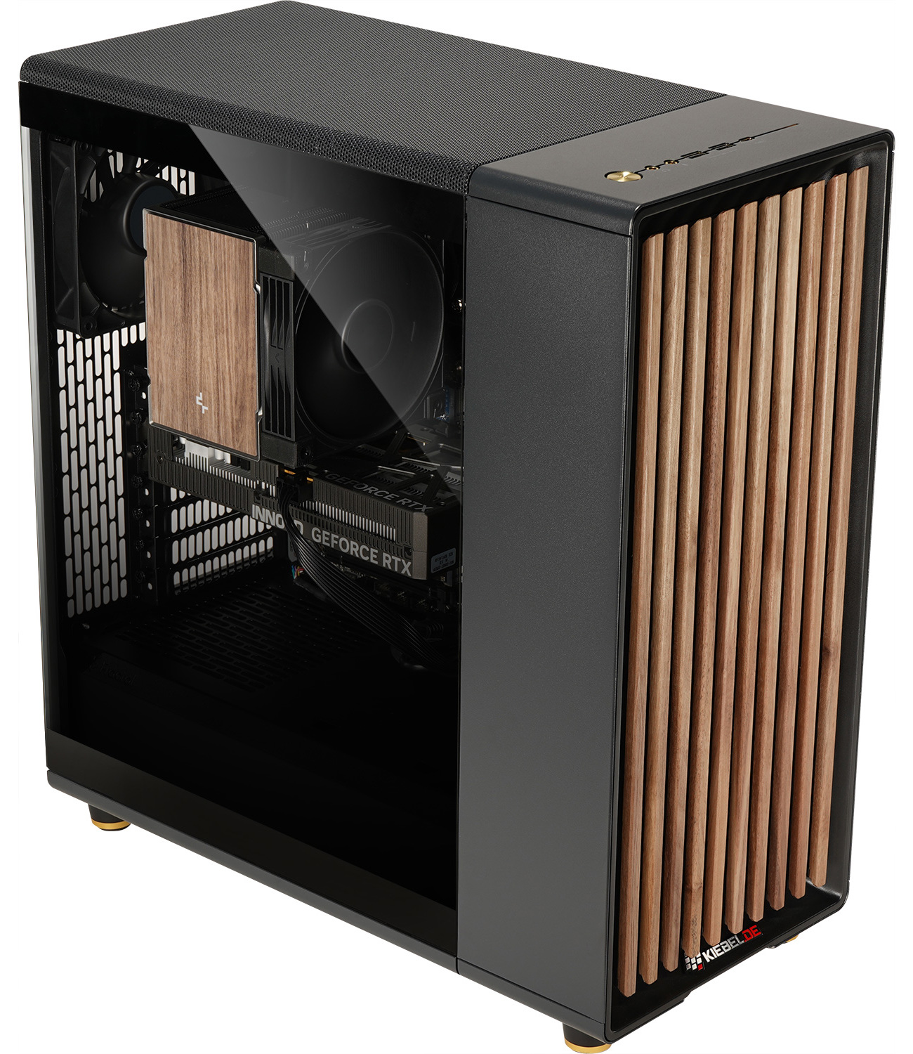 Une tour de PC noire avec des accents en bois sur le panneau avant et un panneau latéral en verre.