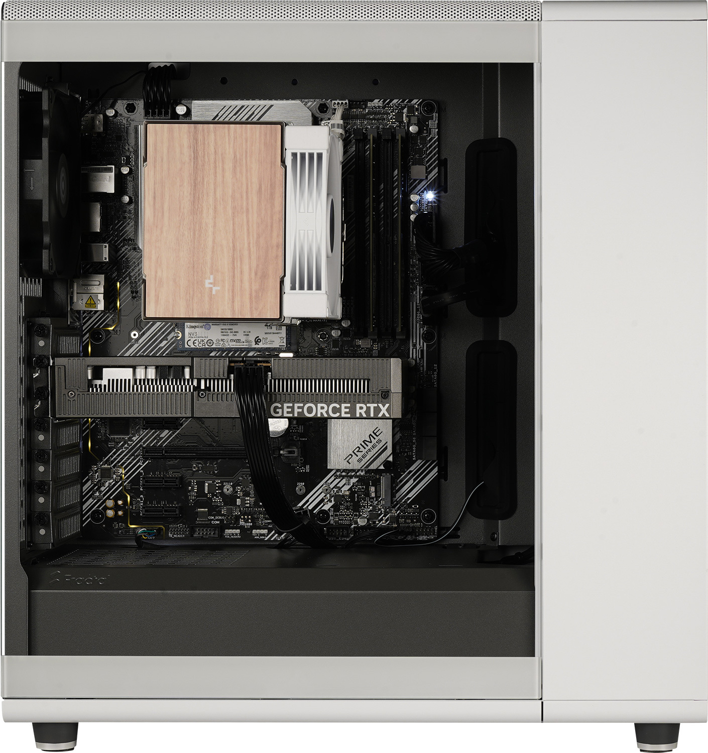 Intérieur d'un boîtier PC blanc, montrant une carte mère avec un ventirad en bois et une carte graphique GeForce RTX.