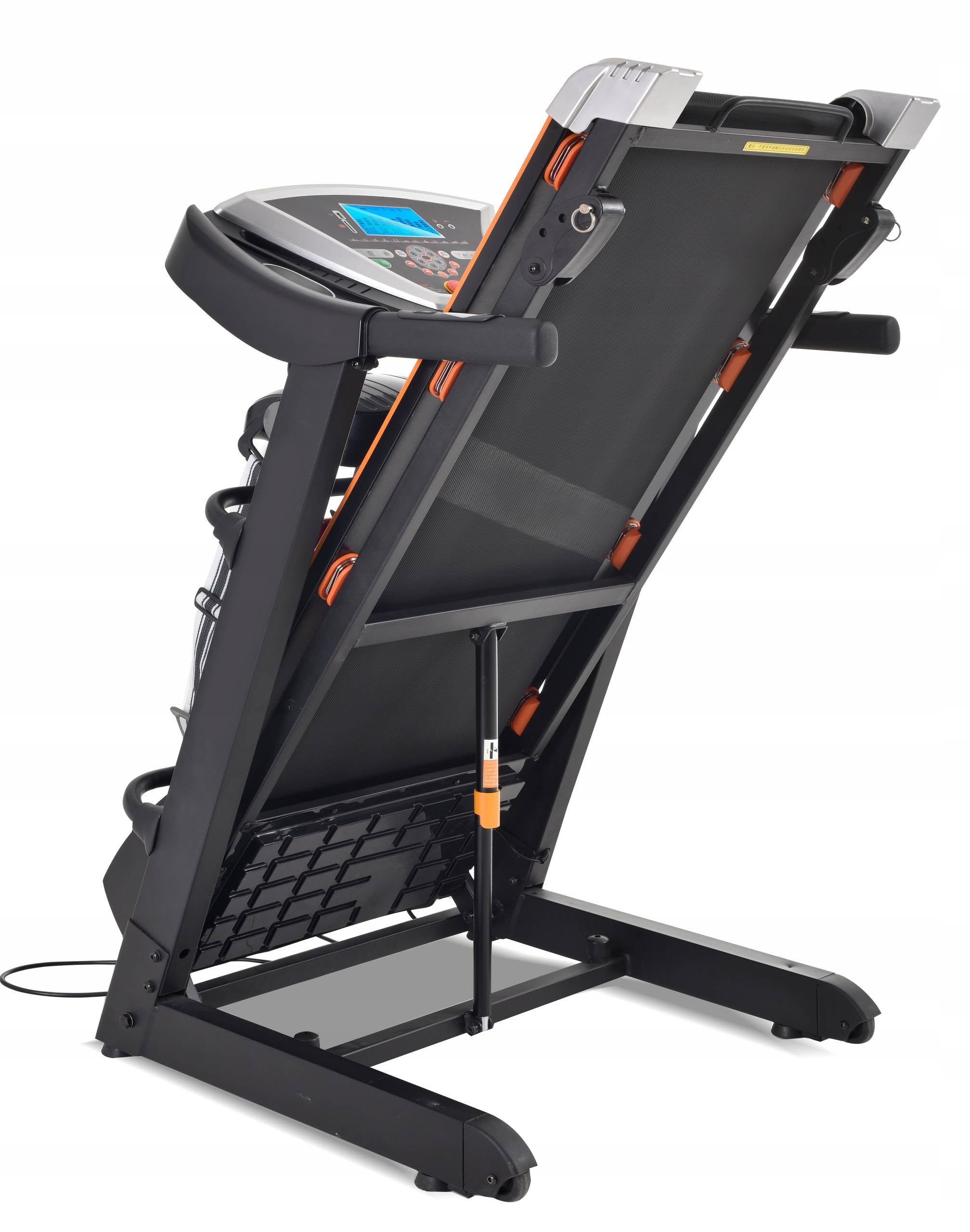 Czarno-pomarańczowa składana bieżnia złożona w pionie na białym tle.