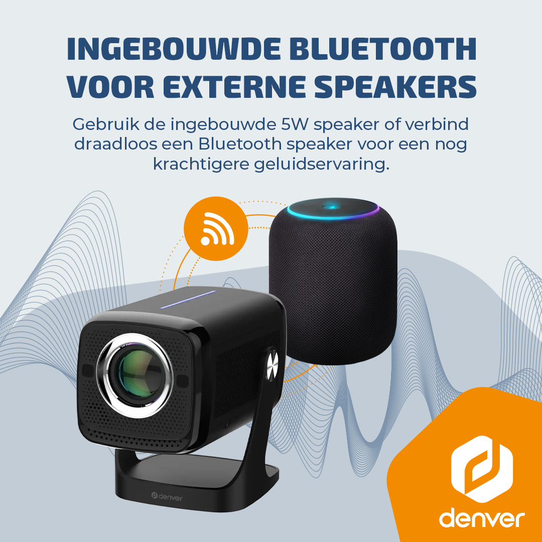 A black projector and wireless speaker stand before a blue background with wave patterns and Dutch text.