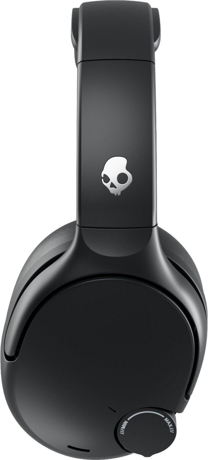 Schwarze Over-Ear-Kopfhörer mit weißem Totenkopf-Logo und einem Drehregler an der ohrmuschel.