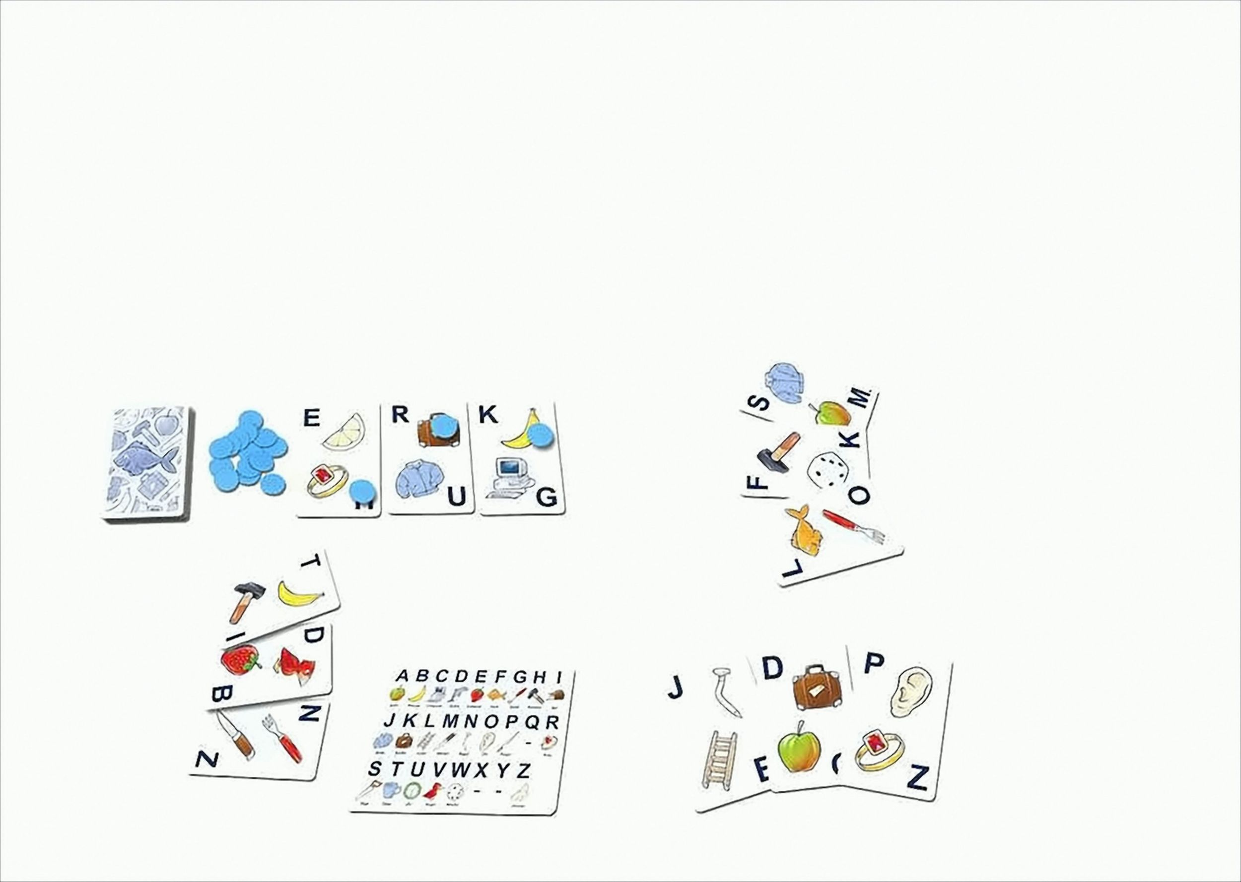 Ein Brettspiel mit Alphabetkarten, kleinen blauen Marken und illustrierten Objekten auf weißem Hintergrund.