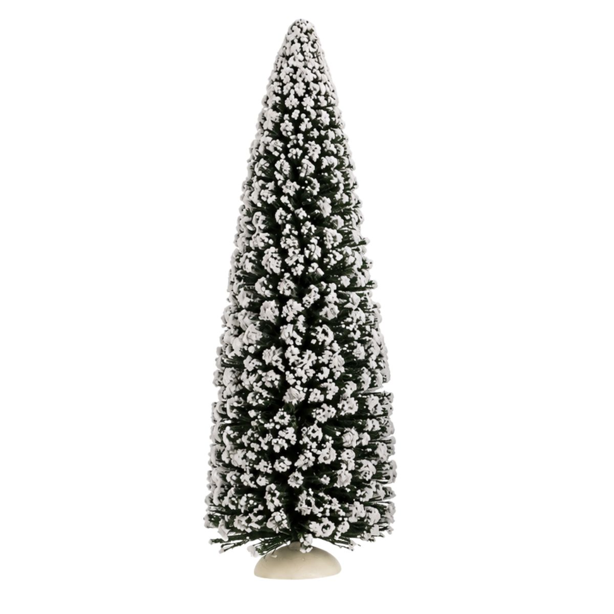 Een kleine kunstkerstboom met nepsneeuw op een witte voet tegen een witte achtergrond.