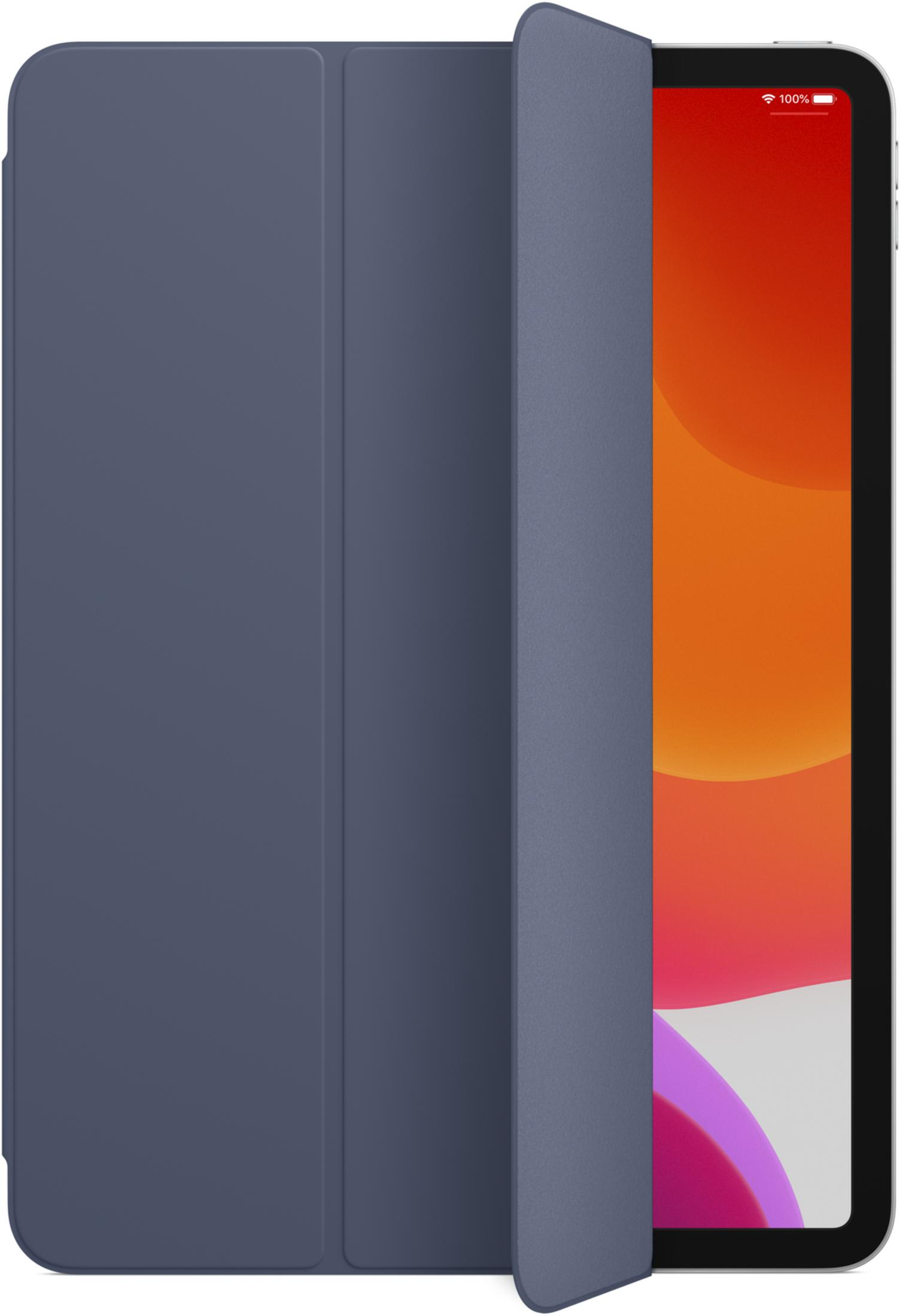 Une tablette avec un étui bleu partiellement ouvert, affichant un fond d'écran abstrait orange et rose.