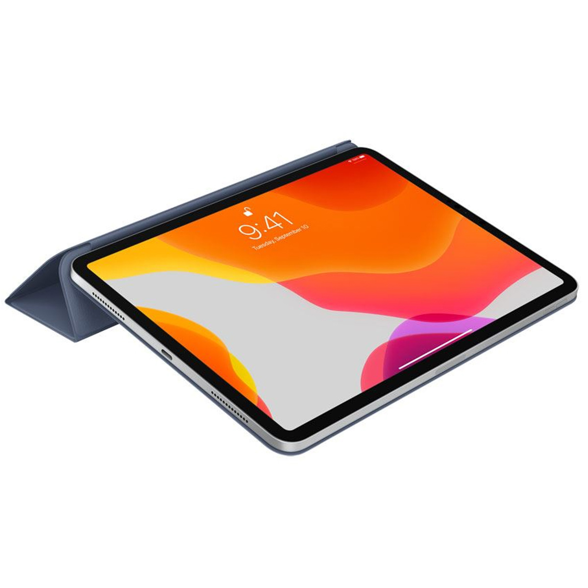 Un iPad dans un étui bleu repose en biais sur un fond blanc, affichant un fond d'écran abstrait et vibrant.